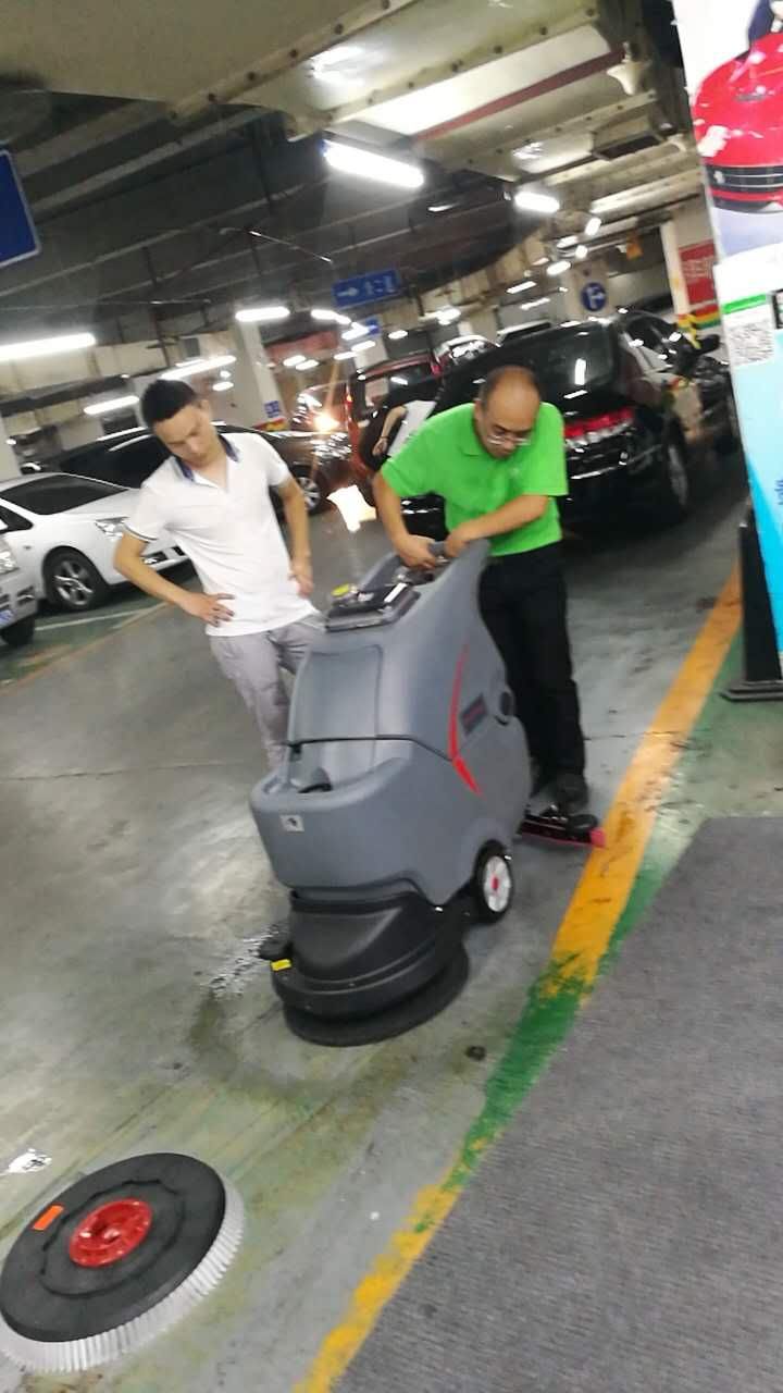 工廠車間環(huán)氧地面不好清洗怎么辦？洗地機是個好幫手