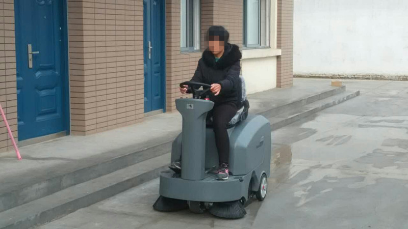 什么類型的掃地機(jī)適合大型廠房使用？