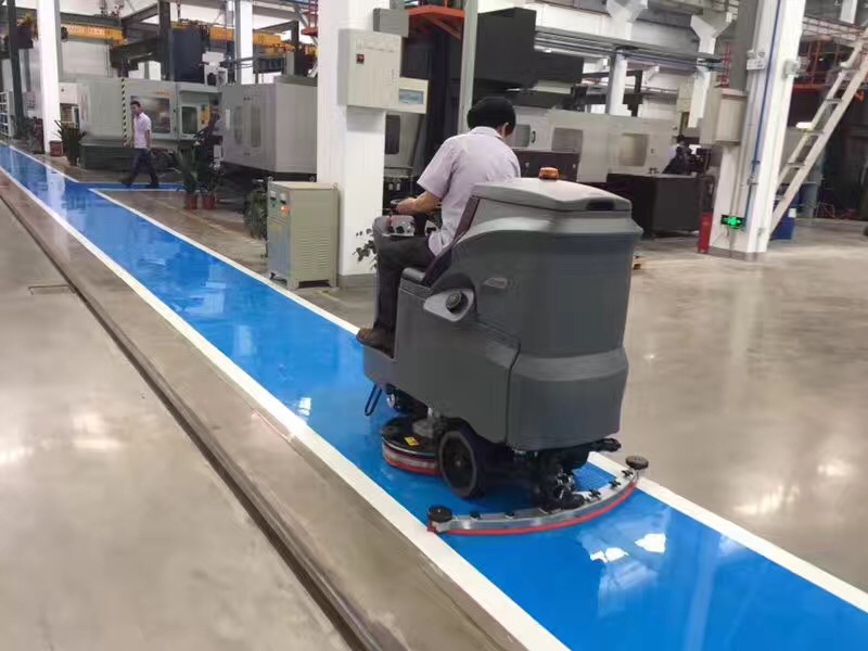 大型駕駛式洗地機(jī)如何操作？